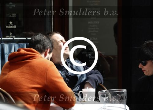 Amsterdam 14 april 2016
Hans Teeuwen met zijn vriendin en een kennis op terras.