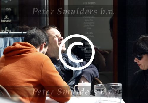 Amsterdam 14 april 2016
Hans Teeuwen met zijn vriendin en een kennis op terras.