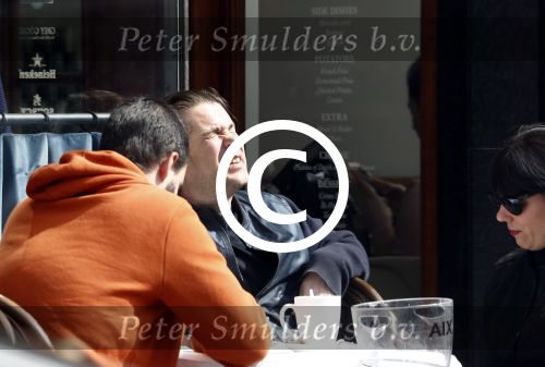 Amsterdam 14 april 2016
Hans Teeuwen met zijn vriendin en een kennis op terras.