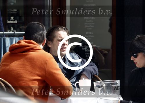Amsterdam 14 april 2016
Hans Teeuwen met zijn vriendin en een kennis op terras.