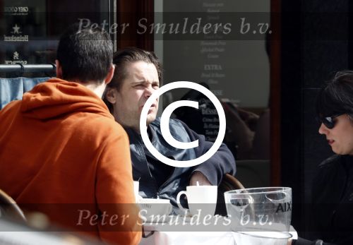 Amsterdam 14 april 2016
Hans Teeuwen met zijn vriendin en een kennis op terras.