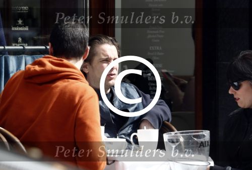 Amsterdam 14 april 2016
Hans Teeuwen met zijn vriendin en een kennis op terras.