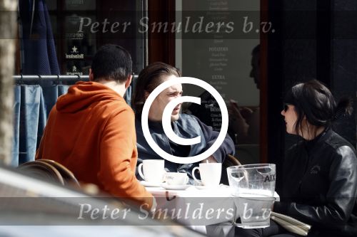 Amsterdam 14 april 2016
Hans Teeuwen met zijn vriendin en een kennis op terras.