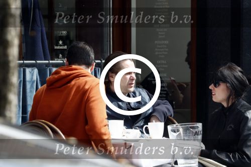 Amsterdam 14 april 2016
Hans Teeuwen met zijn vriendin en een kennis op terras.