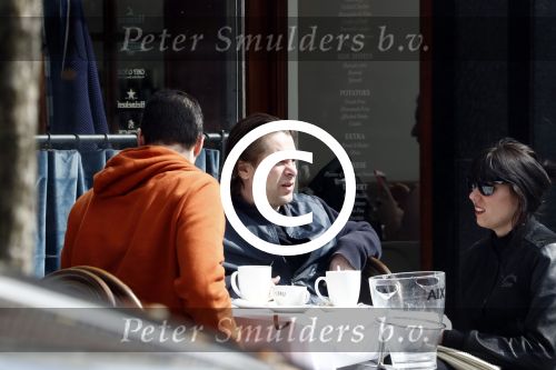 Amsterdam 14 april 2016
Hans Teeuwen met zijn vriendin en een kennis op terras.