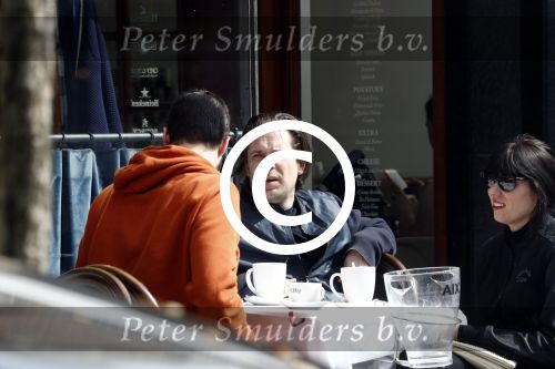 Amsterdam 14 april 2016
Hans Teeuwen met zijn vriendin en een kennis op terras.