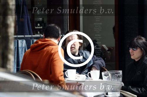 Amsterdam 14 april 2016
Hans Teeuwen met zijn vriendin en een kennis op terras.