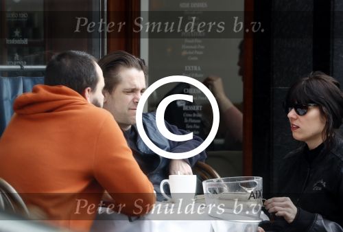 Amsterdam 14 april 2016
Hans Teeuwen met zijn vriendin en een kennis op terras.