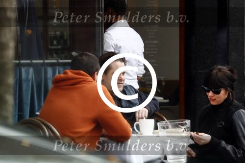 Amsterdam 14 april 2016
Hans Teeuwen met zijn vriendin en een kennis op terras.