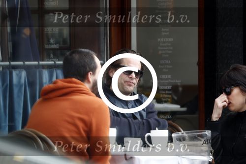 Amsterdam 14 april 2016
Hans Teeuwen met zijn vriendin en een kennis op terras.