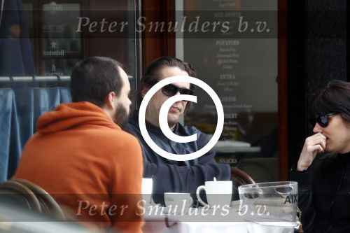 Amsterdam 14 april 2016
Hans Teeuwen met zijn vriendin en een kennis op terras.