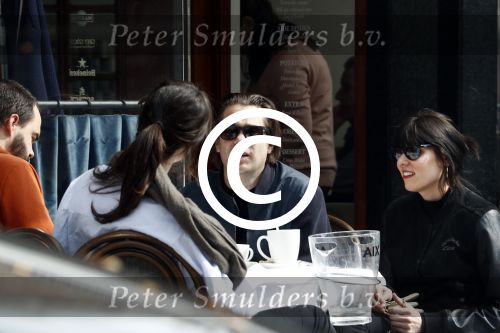 Amsterdam 14 april 2016
Hans Teeuwen met zijn vriendin en een kennis op terras.