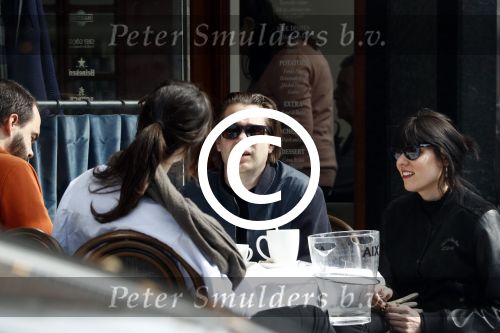 Amsterdam 14 april 2016
Hans Teeuwen met zijn vriendin en een kennis op terras.