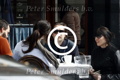 Amsterdam 14 april 2016
Hans Teeuwen met zijn vriendin en een kennis op terras.