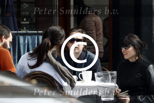 Amsterdam 14 april 2016
Hans Teeuwen met zijn vriendin en een kennis op terras.