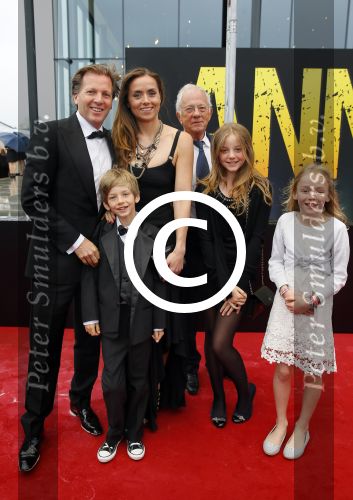 Amsterdam 8 mei 2014
Premiere van de musical Anne (Frank) in het speciaal daarvoor gebouwde theater. Koning Willem Alexander is bij de premiere aanwezig. Michiel Mol met vriendin Marlous Mens en kinderen