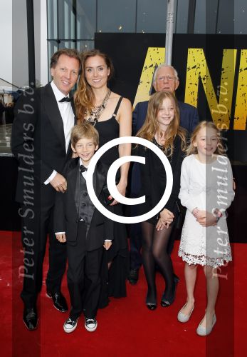 Amsterdam 8 mei 2014
Premiere van de musical Anne (Frank) in het speciaal daarvoor gebouwde theater. Koning Willem Alexander is bij de premiere aanwezig. Michiel Mol met vriendin Marlous Mens en kinderen