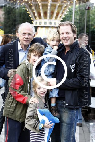 Blaricum 20 augustus 2008
Jan Mol met zijn zoon Michiel en kinderen op de kermis van Blaricum.
Peter Smulders bv