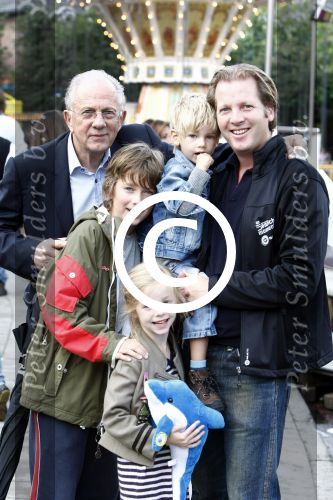 Blaricum 20 augustus 2008
Jan Mol met zijn zoon Michiel en kinderen op de kermis van Blaricum.
Peter Smulders bv