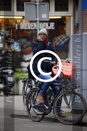 Amsterdam 11 maart 2016
Jimmy Geduld bellend op straat.