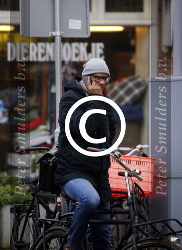 Amsterdam 11 maart 2016
Jimmy Geduld bellend op straat.