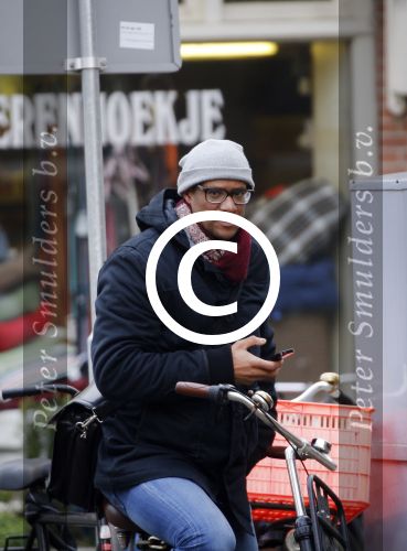 Amsterdam 11 maart 2016
Jimmy Geduld bellend op straat.