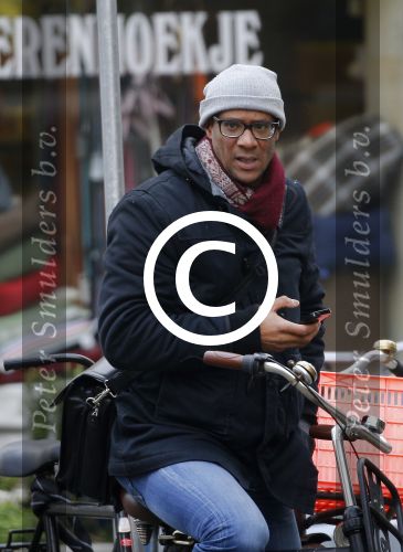 Amsterdam 11 maart 2016
Jimmy Geduld bellend op straat.