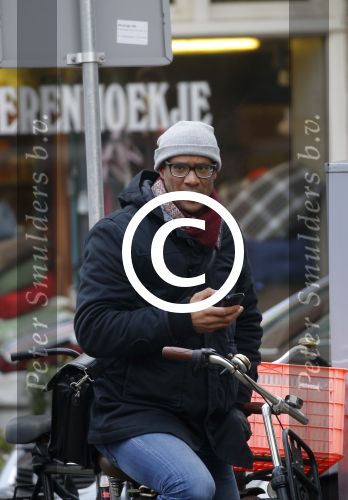 Amsterdam 11 maart 2016
Jimmy Geduld bellend op straat.