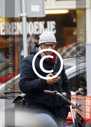 Amsterdam 11 maart 2016
Jimmy Geduld bellend op straat.