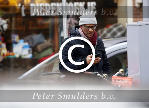 Amsterdam 11 maart 2016
Jimmy Geduld bellend op straat.