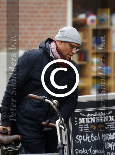 Amsterdam 11 maart 2016
Jimmy Geduld bellend op straat.