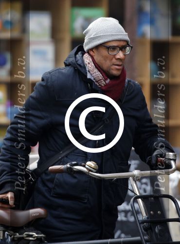 Amsterdam 11 maart 2016
Jimmy Geduld bellend op straat.