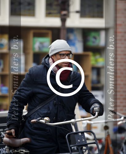 Amsterdam 11 maart 2016
Jimmy Geduld bellend op straat.