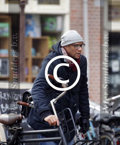 Amsterdam 11 maart 2016
Jimmy Geduld bellend op straat.