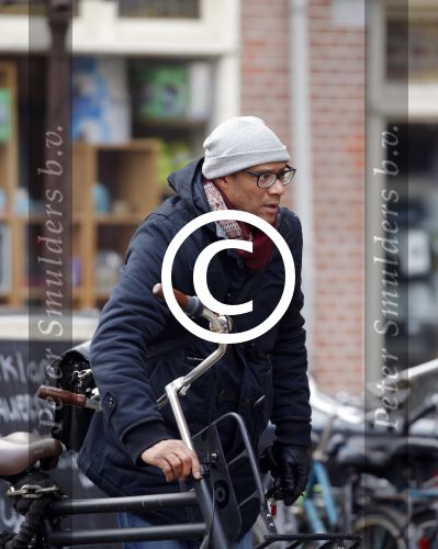 Amsterdam 11 maart 2016
Jimmy Geduld bellend op straat.
