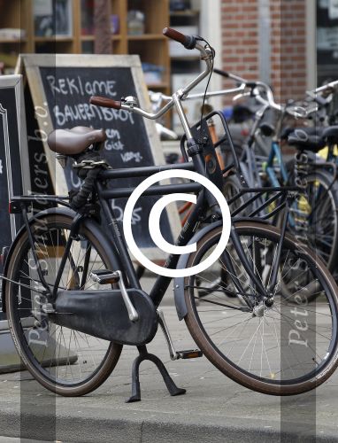 Amsterdam 11 maart 2016
Jimmy Geduld bellend op straat.