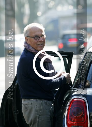Amsterdam 12 maart 2016 
Joop Braakhekke met zijn mini cooper in Amsterdam zuid.