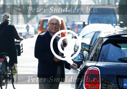 Amsterdam 12 maart 2016 
Joop Braakhekke met zijn mini cooper in Amsterdam zuid.