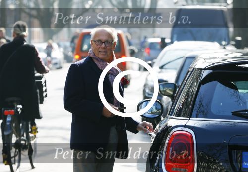 Amsterdam 12 maart 2016 
Joop Braakhekke met zijn mini cooper in Amsterdam zuid.