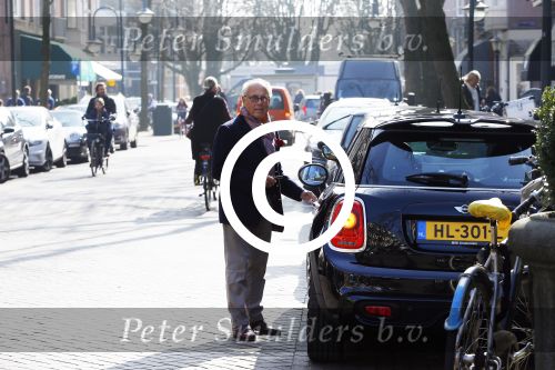 Amsterdam 12 maart 2016 
Joop Braakhekke met zijn mini cooper in Amsterdam zuid.