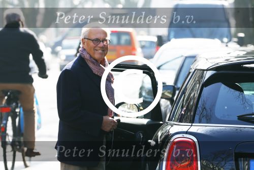 Amsterdam 12 maart 2016 
Joop Braakhekke met zijn mini cooper in Amsterdam zuid.