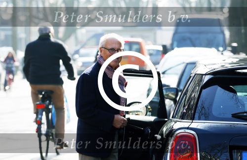 Amsterdam 12 maart 2016 
Joop Braakhekke met zijn mini cooper in Amsterdam zuid.