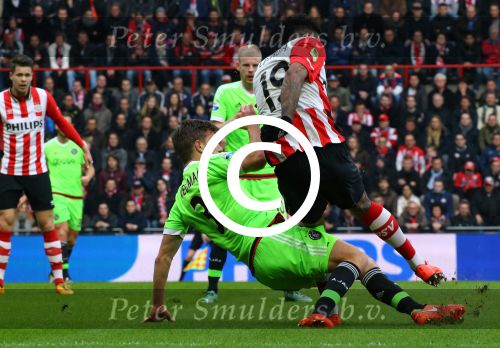 Eindhoven, 20 Maart 2016 Kompetitiewedstrijd PSV-AJAX, eindstand 0-2
Jurgen Locadia  in duel met Joel Veltman