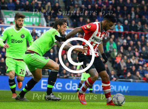 Eindhoven, 20 Maart 2016 Kompetitiewedstrijd PSV-AJAX, eindstand 0-2
Jurgen Locadia  in duel met Mitchell Dijks