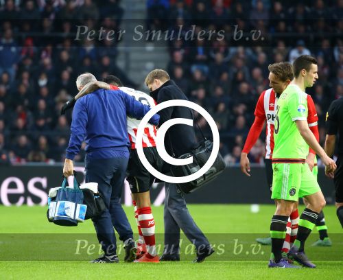 Eindhoven, 20 Maart 2016 Kompetitiewedstrijd PSV-AJAX, eindstand 0-2
Jurgen Locadia geblesseerd van het veld