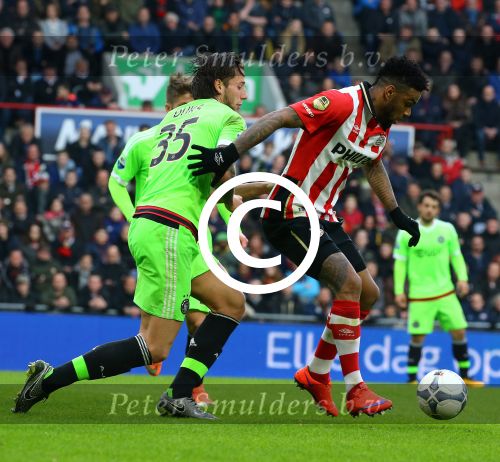 Eindhoven, 20 Maart 2016 Kompetitiewedstrijd PSV-AJAX, eindstand 0-2
Jurgen Locadia in duel met Mitchell Dijks