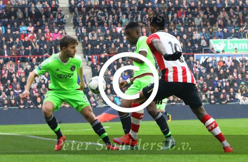 Eindhoven, 20 Maart 2016
Kompetitiewedstrijd PSV-AJAX, eindstand 0-2
Jurgen Locadia in duel met Riechedly Bazoer