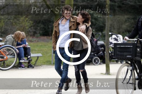 Amsterdam 2 april 2016
Katja Schuurman en haar vriend Freek v Noortwijk in het vondelpark.