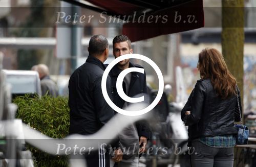 Amsterdam 22 maart 2016 
Kevin Strootman met zijn vriendin Thara Pols op de cornelis schuytstraat. Kevin en Ruud Gullit