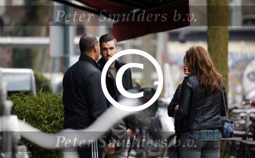 Amsterdam 22 maart 2016 
Kevin Strootman met zijn vriendin Thara Pols op de cornelis schuytstraat. Kevin en Ruud Gullit